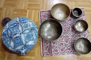 sedežnik modra mandala.z skledami